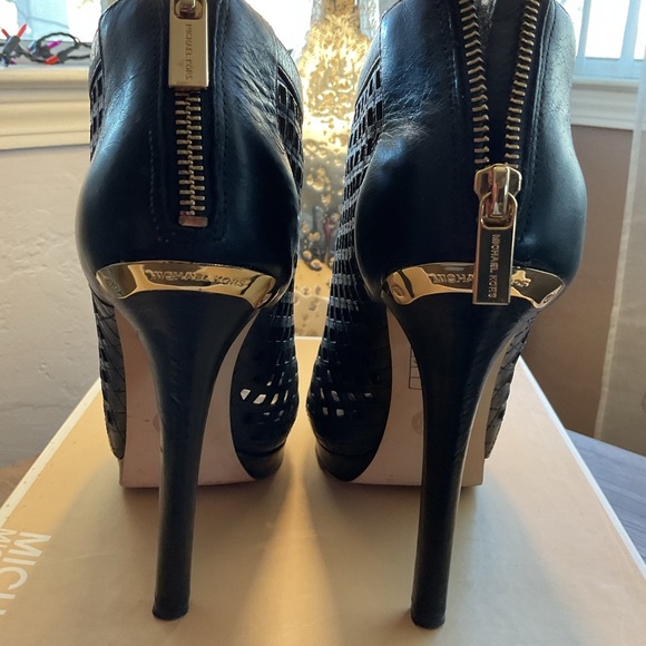 Michael Kors Size 8M Graham Bootie Black Leather Gold - Picture 5 of 9